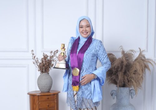 Devika Herfianingtyas Wisudawati Terbaik Universitas Semarang ke-67
