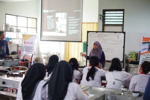 Tim PkM FTIK USM Berikan Pelatihan Optimalisasi Pemasaran Produk Kuliner Menggunakan TikTok di SMKN 6 Semarang 1